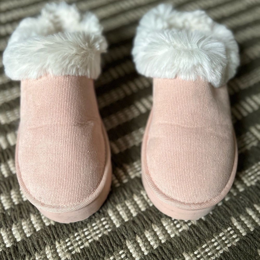 Aerie Blush Slippers with Fluffy White Trim NWOB
